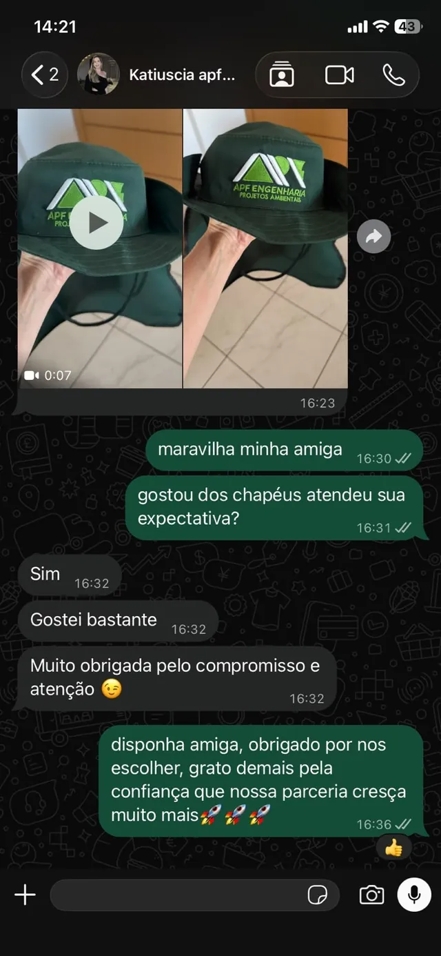 Conversa de cliente no WhatsApp elogiando o pedido