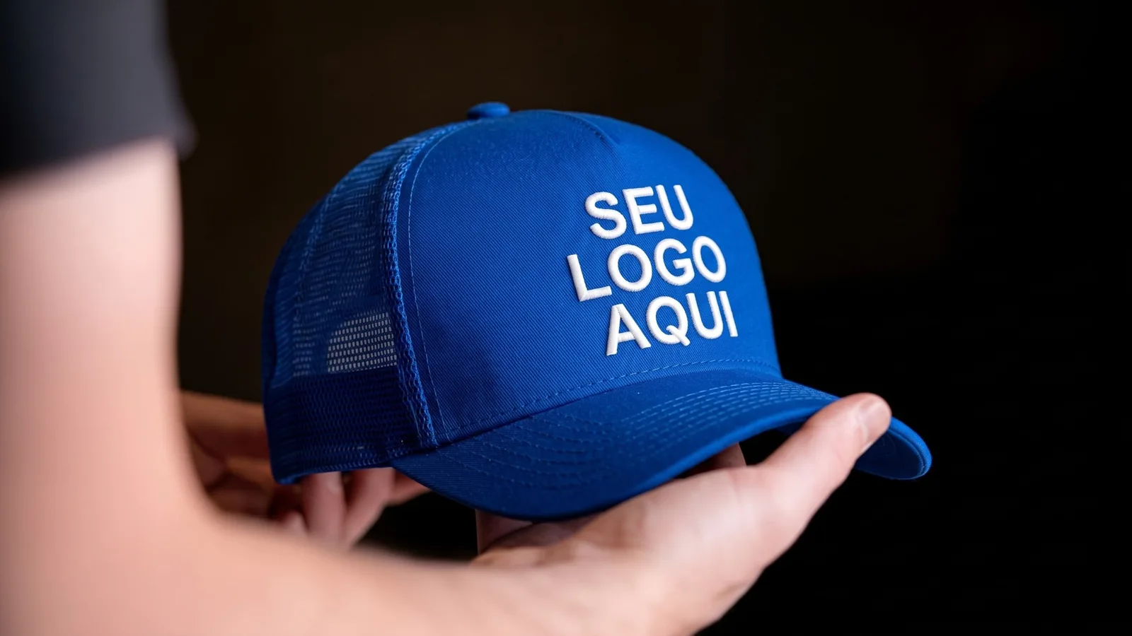 Boné trucker azul com logo bordada em branco, linha Basic
