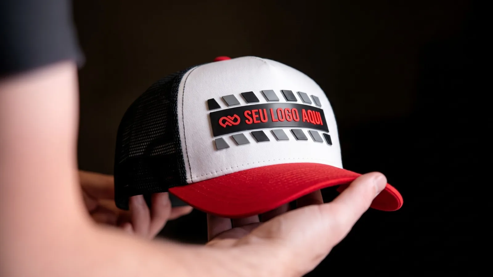 Boné trucker branco e vermelho com patch emborrachado em alto relevo, linha Premium